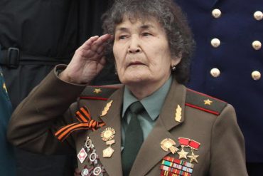 Ряжена під "тричі Героя" з колорадською стрічкою