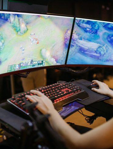 a woman playing league of legends