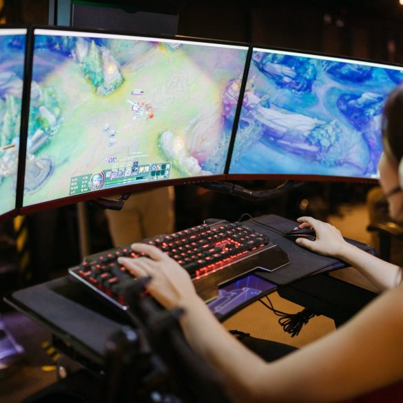 a woman playing league of legends