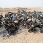 Залишки згорілих мотоциклів у селі Моура - фото The New York Times