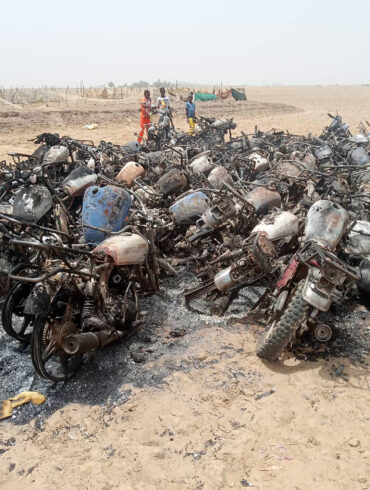 Залишки згорілих мотоциклів у селі Моура - фото The New York Times