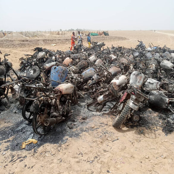Залишки згорілих мотоциклів у селі Моура - фото The New York Times