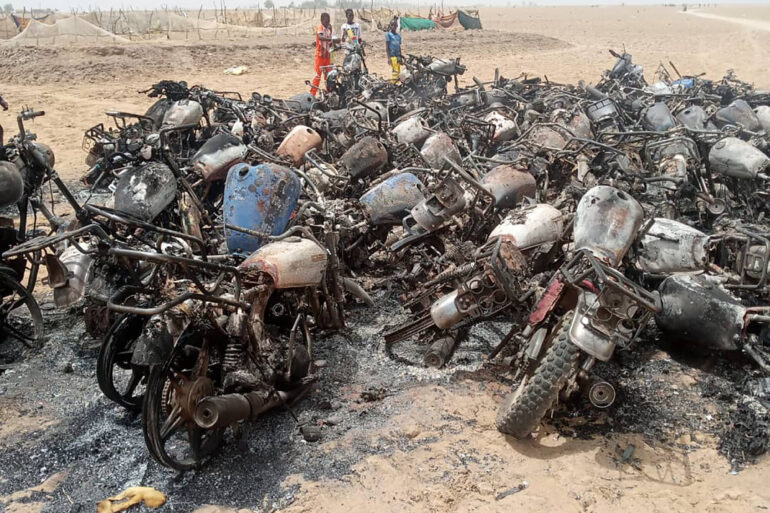 Залишки згорілих мотоциклів у селі Моура - фото The New York Times