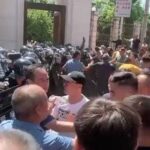 Мусульмани-протестувальники біля мечеті