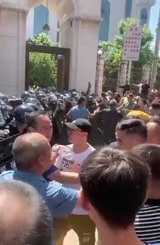 Мусульмани-протестувальники біля мечеті